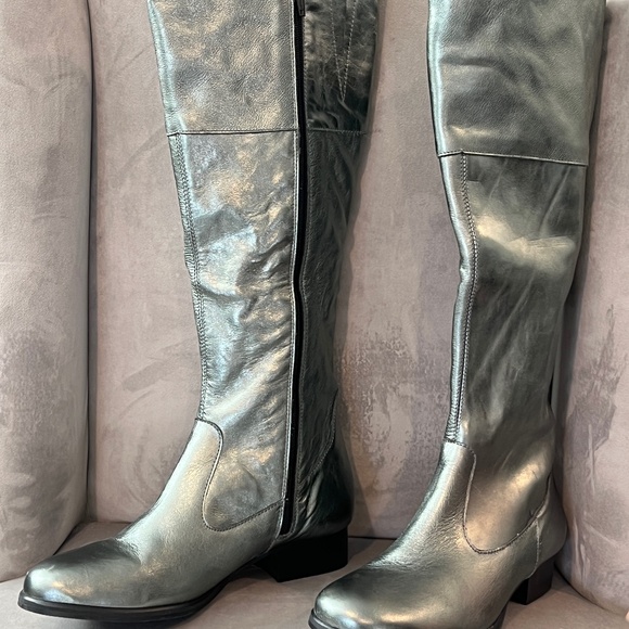 You by Crocs Leather Silver Women's knee boots size 8.5 - Picture 1 of 5